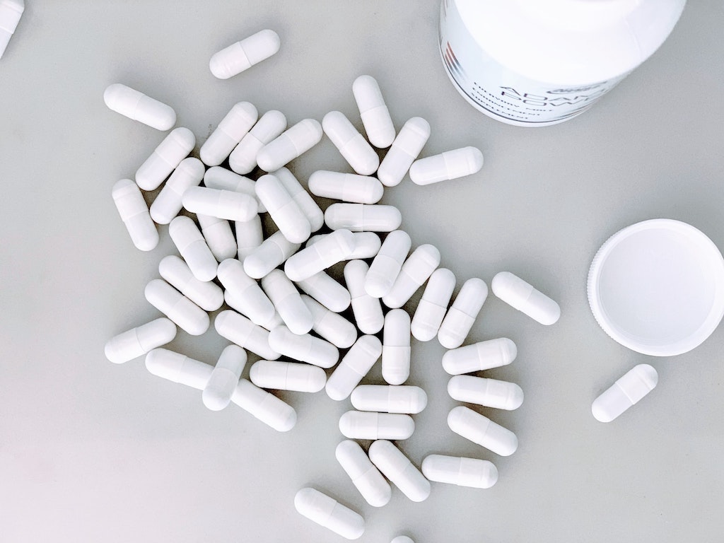 pills-spilled-on-table pills-spilled-on-table